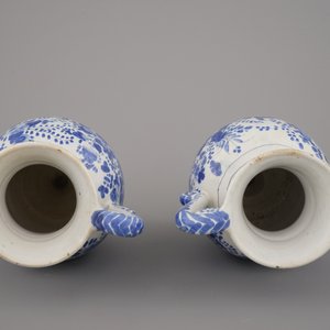 A pair of German Cologne Delftware blue and white altar vases, 17th C. — 照片 3