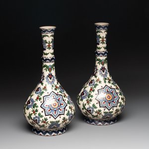 A pair of German Iznik-style bottle vases, ca. 1900 — photo 1