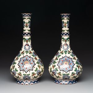 A pair of German Iznik-style bottle vases, ca. 1900 — photo 2