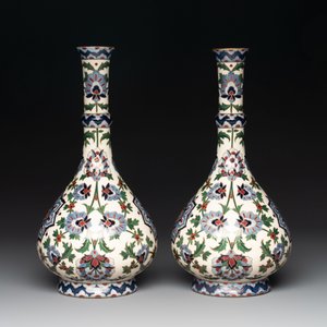 A pair of German Iznik-style bottle vases, ca. 1900 — photo 3