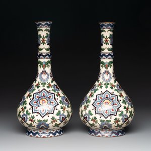 A pair of German Iznik-style bottle vases, ca. 1900 — photo 4