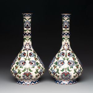 A pair of German Iznik-style bottle vases, ca. 1900 — photo 5
