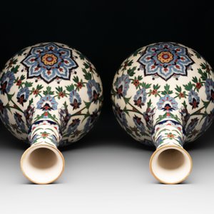 A pair of German Iznik-style bottle vases, ca. 1900 — photo 6