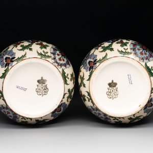 A pair of German Iznik-style bottle vases, ca. 1900 — photo 7