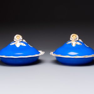 A pair of gilt and blue-ground Yildiz porcelain 'kamchen' for the Ottoman market, 19th C. — photo 2