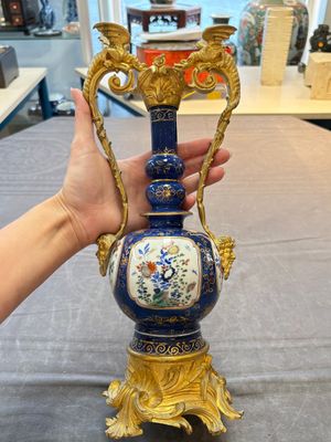 A pair of gilt-bronze-mounted Chinese famille verte powder-blue-ground double gourd vases, 19th C. — photo 1