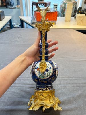 A pair of gilt-bronze-mounted Chinese famille verte powder-blue-ground double gourd vases, 19th C. — photo 2