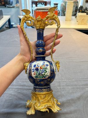 A pair of gilt-bronze-mounted Chinese famille verte powder-blue-ground double gourd vases, 19th C. — photo 3