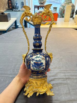 A pair of gilt-bronze-mounted Chinese famille verte powder-blue-ground double gourd vases, 19th C. — photo 7
