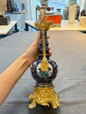 A pair of gilt-bronze-mounted Chinese famille verte powder-blue-ground double gourd vases, 19th C. — photo 10