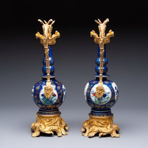 A pair of gilt-bronze-mounted Chinese famille verte powder-blue-ground double gourd vases, 19th C. — photo 2