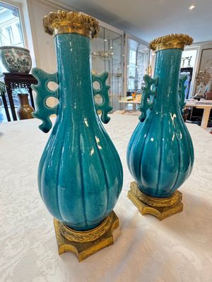 A pair of gilt-bronze-mounted Chinese turquoise-glazed vases, 19th C. — photo 1