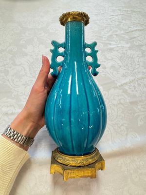 A pair of gilt-bronze-mounted Chinese turquoise-glazed vases, 19th C. — photo 2