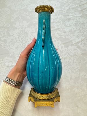 A pair of gilt-bronze-mounted Chinese turquoise-glazed vases, 19th C. — photo 3