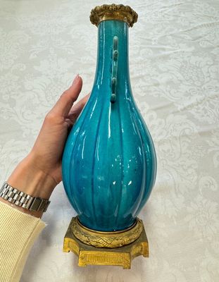 A pair of gilt-bronze-mounted Chinese turquoise-glazed vases, 19th C. — photo 5