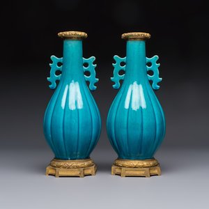 A pair of gilt-bronze-mounted Chinese turquoise-glazed vases, 19th C. — photo 3
