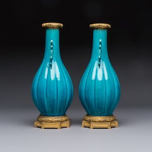 A pair of gilt-bronze-mounted Chinese turquoise-glazed vases, 19th C. — photo 4
