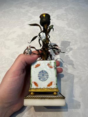 A pair of gilt silver and metal candlesticks with Chinese porcelain, European porcelain flowers, and marble bases, marked Boin-Taburet, late 19th C. — photo 4