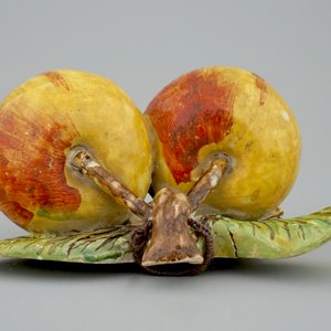 A pair of hanging apples in Dutch Delftware, 18th C. — 照片 4