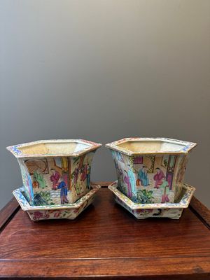 A pair of hexagonal Chinese Canton famille rose jardinieres on stands, 19th C. — photo 2