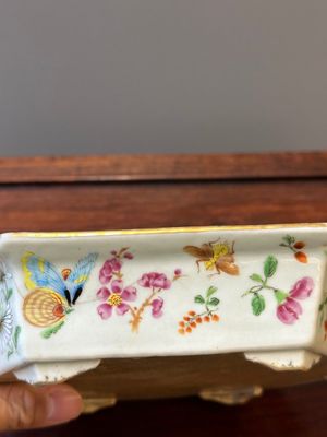 A pair of hexagonal Chinese Canton famille rose jardinieres on stands, 19th C. — photo 23