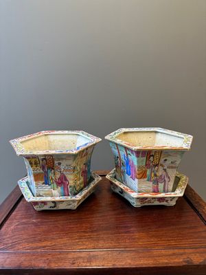 A pair of hexagonal Chinese Canton famille rose jardinieres on stands, 19th C. — photo 4
