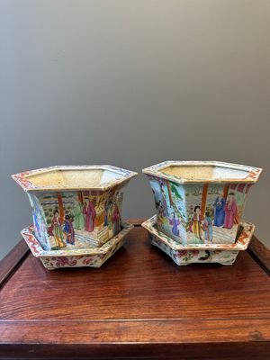 A pair of hexagonal Chinese Canton famille rose jardinieres on stands, 19th C. — photo 5