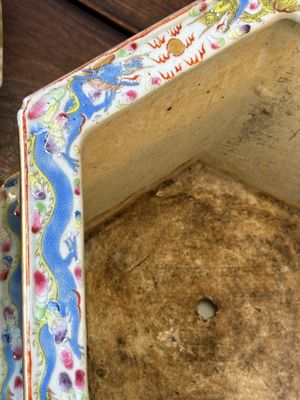 A pair of hexagonal Chinese Canton famille rose jardinieres on stands, 19th C. — photo 8