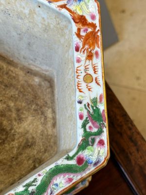 A pair of hexagonal Chinese Canton famille rose jardinieres on stands, 19th C. — photo 9