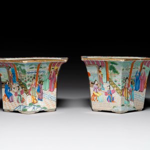 A pair of hexagonal Chinese Canton famille rose jardinieres on stands, 19th C. — photo 3