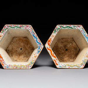 A pair of hexagonal Chinese Canton famille rose jardinieres on stands, 19th C. — photo 6