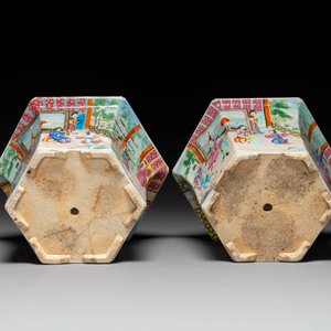 A pair of hexagonal Chinese Canton famille rose jardinieres on stands, 19th C. — photo 7