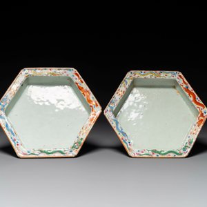 A pair of hexagonal Chinese Canton famille rose jardinieres on stands, 19th C. — photo 8