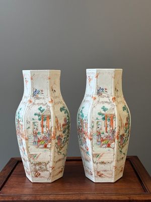 A pair of hexagonal Chinese Canton famille rose 'mandarin subject' vases, Qianlong — 照片 1