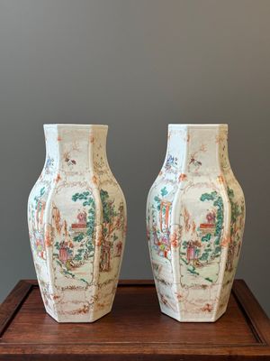 A pair of hexagonal Chinese Canton famille rose 'mandarin subject' vases, Qianlong — 照片 2