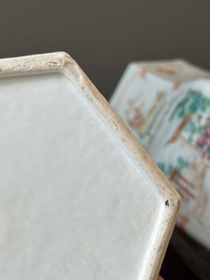 A pair of hexagonal Chinese Canton famille rose 'mandarin subject' vases, Qianlong — 照片 29