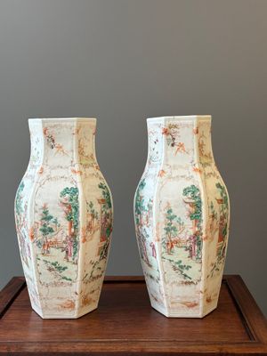 A pair of hexagonal Chinese Canton famille rose 'mandarin subject' vases, Qianlong — 照片 4