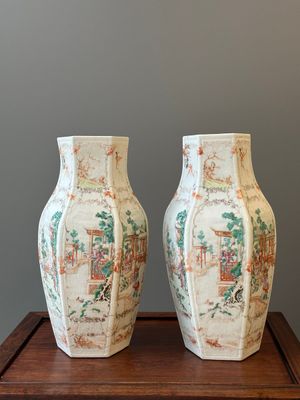 A pair of hexagonal Chinese Canton famille rose 'mandarin subject' vases, Qianlong — 照片 5