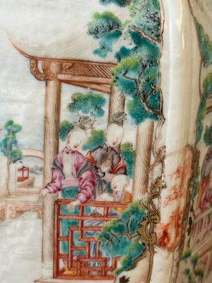 A pair of hexagonal Chinese Canton famille rose 'mandarin subject' vases, Qianlong — 照片 7