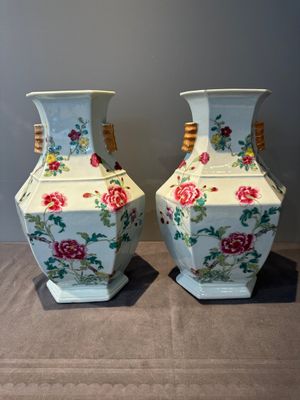 A pair of hexagonal Chinese famille rose 'hu' vases with floral design, Qianlong/Jiaqing — foto 1