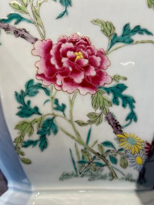 A pair of hexagonal Chinese famille rose 'hu' vases with floral design, Qianlong/Jiaqing — foto 12