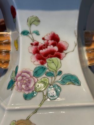 A pair of hexagonal Chinese famille rose 'hu' vases with floral design, Qianlong/Jiaqing — foto 14