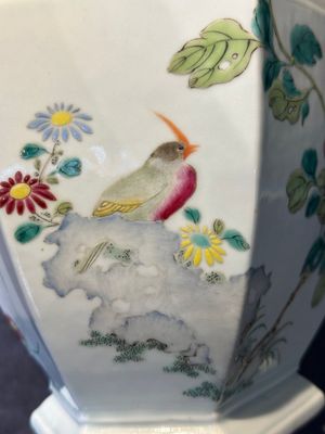 A pair of hexagonal Chinese famille rose 'hu' vases with floral design, Qianlong/Jiaqing — foto 15