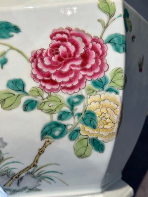 A pair of hexagonal Chinese famille rose 'hu' vases with floral design, Qianlong/Jiaqing — foto 16