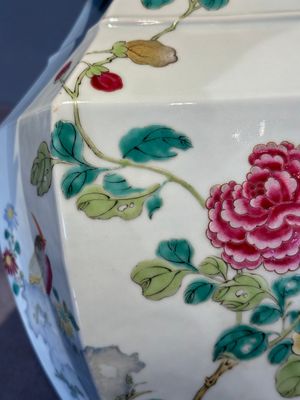 A pair of hexagonal Chinese famille rose 'hu' vases with floral design, Qianlong/Jiaqing — foto 17