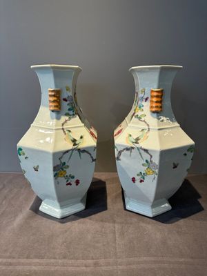 A pair of hexagonal Chinese famille rose 'hu' vases with floral design, Qianlong/Jiaqing — foto 2