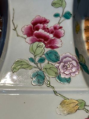 A pair of hexagonal Chinese famille rose 'hu' vases with floral design, Qianlong/Jiaqing — foto 23