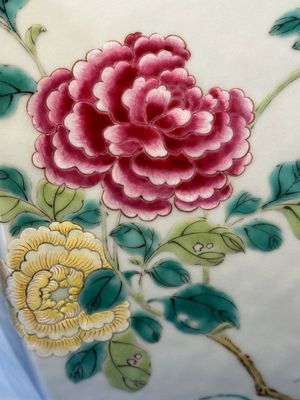 A pair of hexagonal Chinese famille rose 'hu' vases with floral design, Qianlong/Jiaqing — foto 25