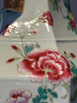 A pair of hexagonal Chinese famille rose 'hu' vases with floral design, Qianlong/Jiaqing — foto 28