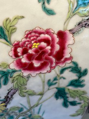 A pair of hexagonal Chinese famille rose 'hu' vases with floral design, Qianlong/Jiaqing — foto 29